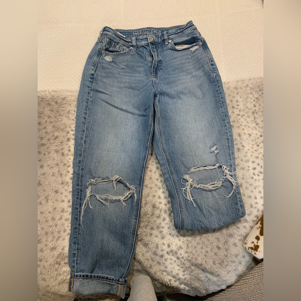 Gently worn American eagle mom jeans! 
- Size 4 short